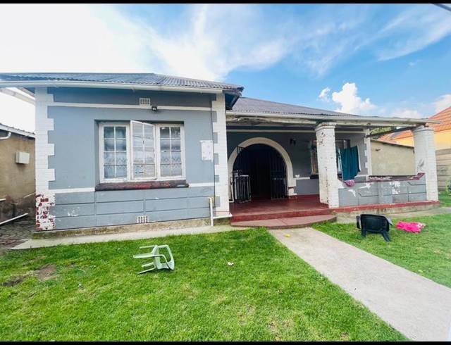 12 BEDROOM HOUSE FOR SALE IN BOKSBURG NORTH